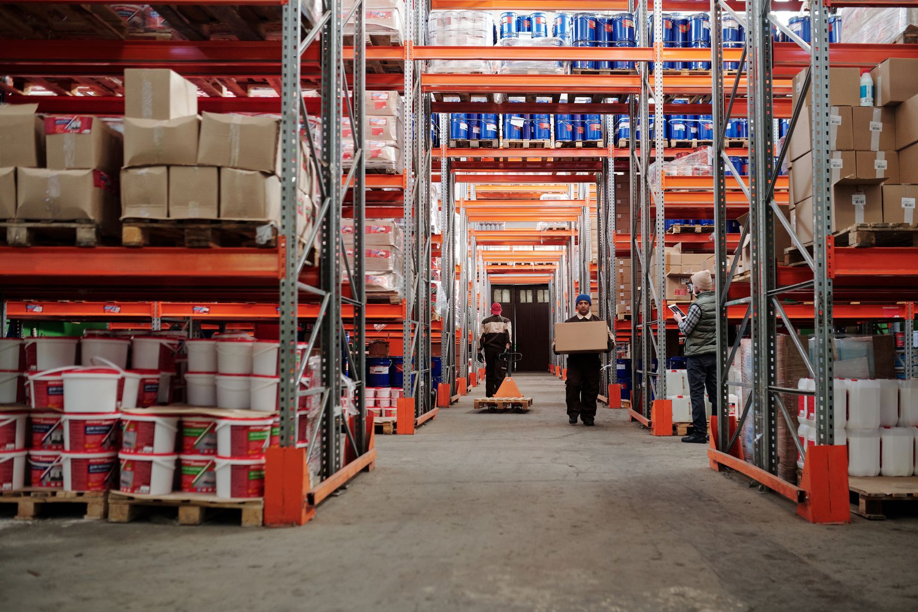 Equipe organizando caixas e mercadorias em uma operação de estoque