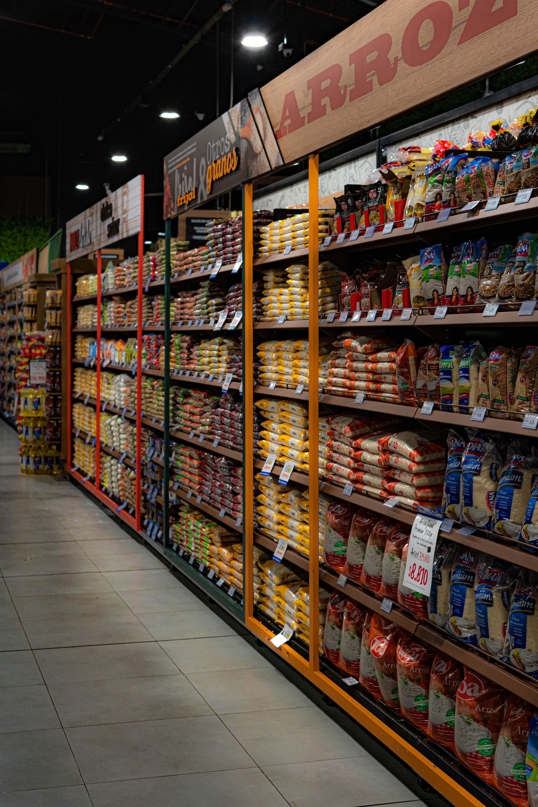 Corredores de uma operação varejista com mercadorias organizadas nas gôndolas